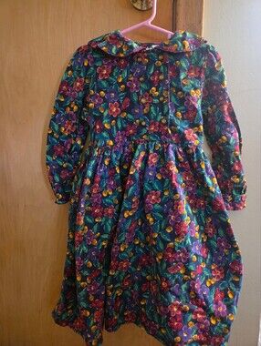 Vintage Girls Floral Dress With Buttons. Great for Fall